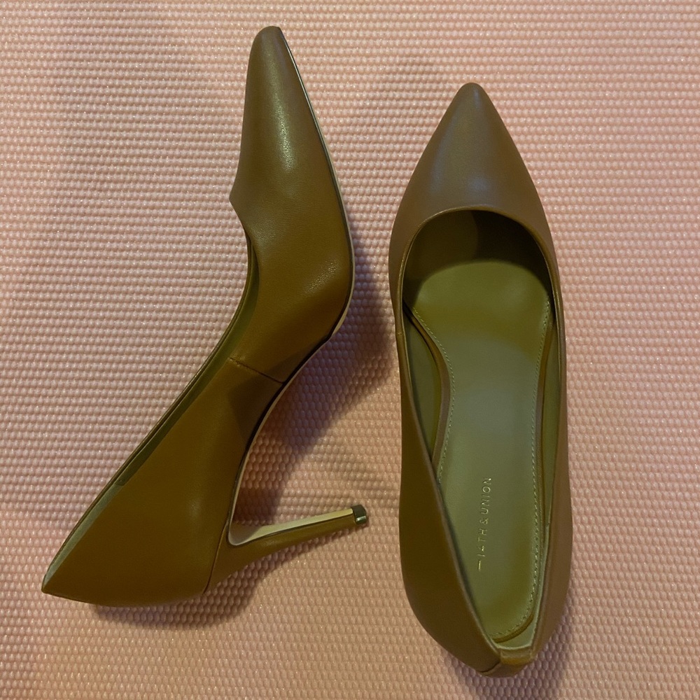 NEW ‼️ Cognac Brown Classic Heels